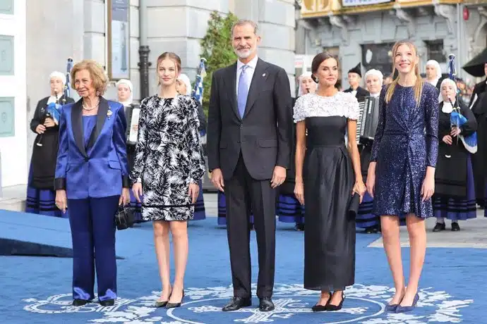 La familia real. La reina emérita Sofía, la princesa de Asturias, Leonor, el rey Felipe, la reina Letizia y la infanta Sofía.